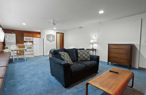 Friendly Apartment | Cozy Sunflower Studio: 1 bedroom retreat, 7 min to UO & 4 min to downtown Eugene.