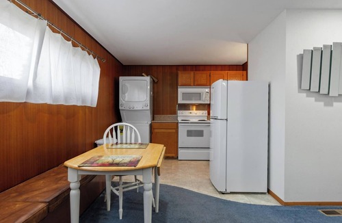 Friendly Apartment | Cozy Sunflower Studio: 1 bedroom retreat, 7 min to UO & 4 min to downtown Eugene.