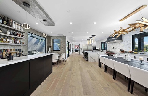 Los Angeles County House | Expansive Coldwater Estate: 8 BR, Pool, Pickleball