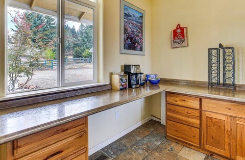 Thurston House | Fantastic 4 BR Countryside Home - Mountain views, Hot tub, Close to town and UO!