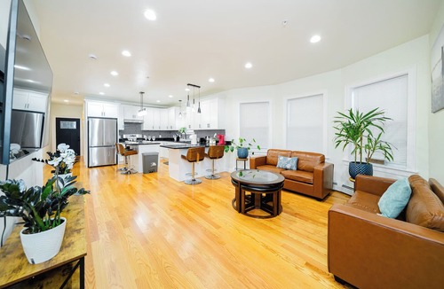 Worcester Apartment | FREE Parking & Renovated 4BR Stay 1st-floor Apt Near Clark Uni, Laundry + AC 161
