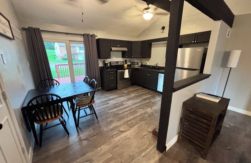 Independence House | Gorgeous, Pet Friendly and Remodeled 2 Bedroom condo near stadiums and downtown