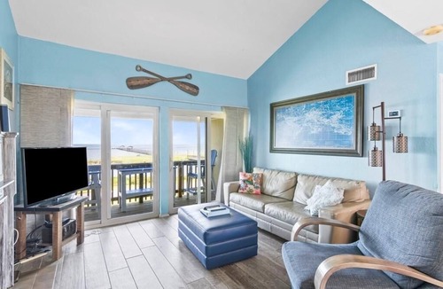 Sailhouse Apartment | HGTV's Beachfront Bargain Hunt on the water in Rockport