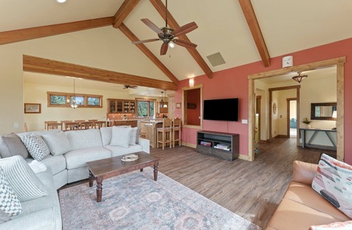 Bend House | High Lowe- Gorgeous Retreat, Hot Tub, A/C, Views, Ponds, Ping Pong, BBQ!