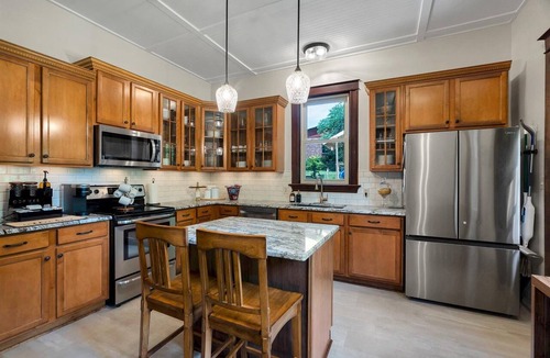 Augusta House | Historic Craftsman Hot Tub Walk to Wineries Katy Trail Dog Fr.