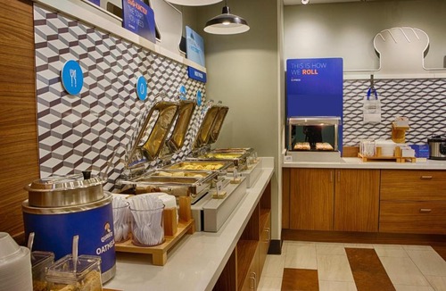 Livonia Hotel | Holiday Inn Express & Suites - Detroit Northwest - Livonia by IHG