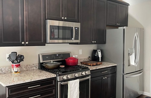 Glencoe House | Home Retreat -Cozy Neighborhood, 2 bedroom, 3 full baths, 4 guests