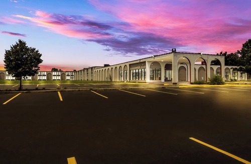 North Aurora Hotel | HomeTowne Studios by Red Roof & Conference Center Chicago – N Aurora/Naperville