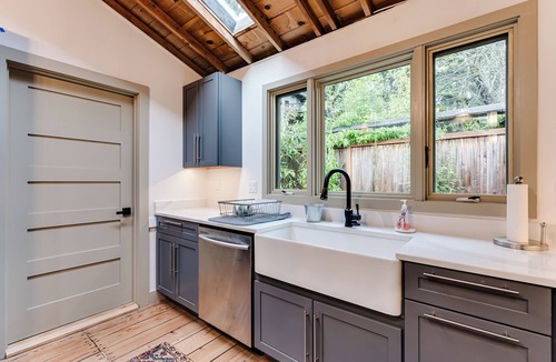 Amazon House | Hummingbird House! Cozy 2-bedroom rustic house near the University of Oregon!