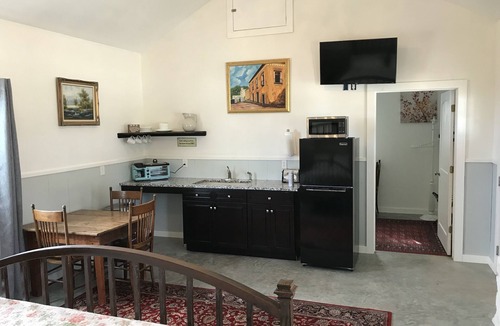 Fredericksburg House | Jacquelyn's Retreat a Private Studio 5 Mins from Downtown Pet Friendly & Clean