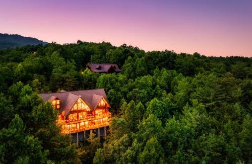 Pittman Center Ski Chalet | LeConte View - Lodge -Theater- August Deals-Views-GameRm-FirePit-HotTub