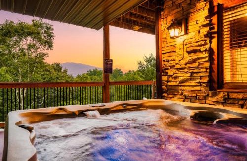 Pittman Center Ski Chalet | LeConte View - Lodge -Theater- August Deals-Views-GameRm-FirePit-HotTub