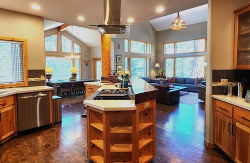 Sunriver House | LuxeHome A/C PoolTable AirHockey XBox Pacman EVChrg HotTub Bikes SHARC 1DogOK