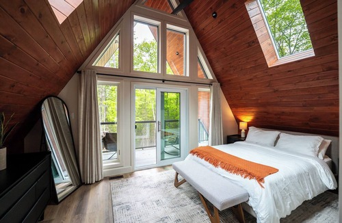 Haliburton Ski Chalet | Modern A-Frame Retreat -Sauna, Hot Tub, Haliburton