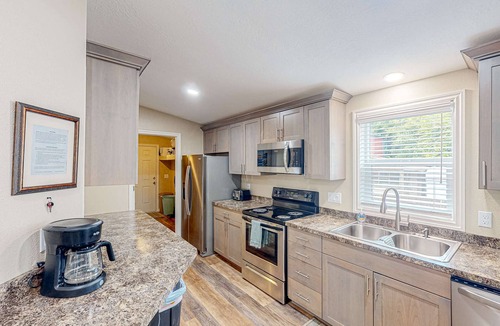 Coos Bay House | Modern, spacious home near the bay with grill, washer&dryer, & large yard