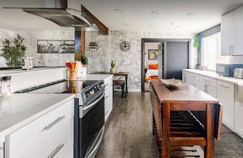 Murray House | Mountain Muse Utah Retreat . Explore . Hike . Ski . 3BDR . 2BATH . StunningViews