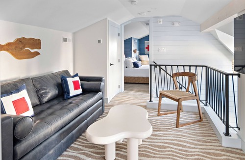 Newburyport Hotel | New Crow’s Nest Ocean View l Downtown l Queen Suite