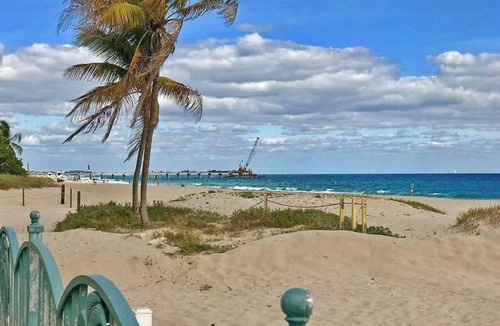 Pompano Beach Hotel | Oceanfront king efficiency on 2nd floor.