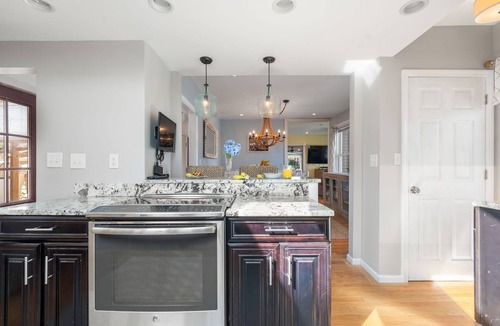 Onset House | Onset Oasis 2 min walk to beach, Sleeps 14, HUGE yard w/lawn games & 2 grills!