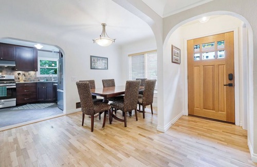 Friendly House | Outstanding Eugene Bungalow on College Hill. 1 mile from U of O Campus