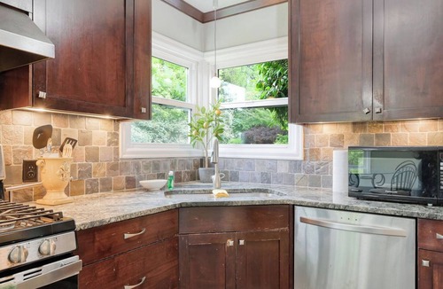 Friendly House | Outstanding Eugene Bungalow on College Hill. 1 mile from U of O Campus