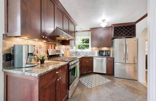 Friendly House | Outstanding Eugene Bungalow on College Hill. 1 mile from U of O Campus
