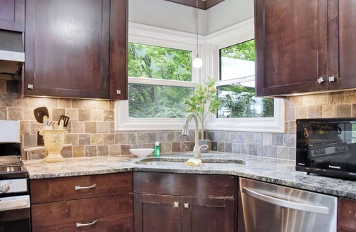 Friendly House | Outstanding Eugene Bungalow on College Hill. 1 mile from U of O Campus