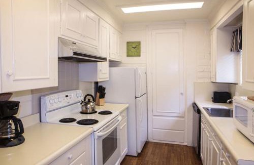Pacific Grove House | Pine Acres Lodge