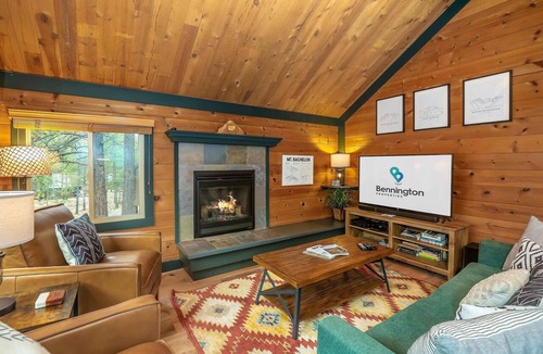 Overlook Park Condo | POLE06 - Classic Cabin, Dog Friendly, Hot Tub, Sleeps 8