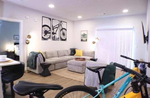 Rogers Apartment | PoolGym10mins to Walmart CKingBdsFull Kitchen