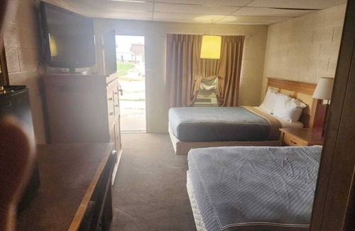 Quinter Hotel | Practical Room for the Family Near Gove County Airport – Just 1.4 Miles Away