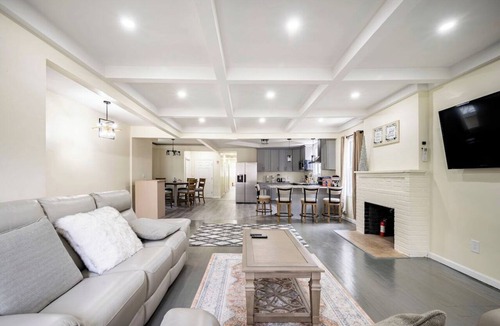 Jamaica Hills Apartment | Prime Location | Walk to Subway | 10 Min to JFK/LGA | Free Parking!