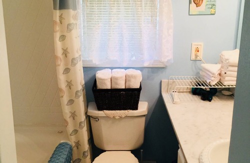 Ogunquit Apartment | Quaint Ogunquit Condo 5 Min.Walk To Perkins Cove & Marginal Way