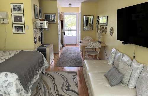 Ogunquit Apartment | Quaint Ogunquit Condo 5 Min.Walk To Perkins Cove & Marginal Way