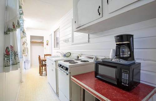 Cherokee Apartment | Queen Room - RiverFront