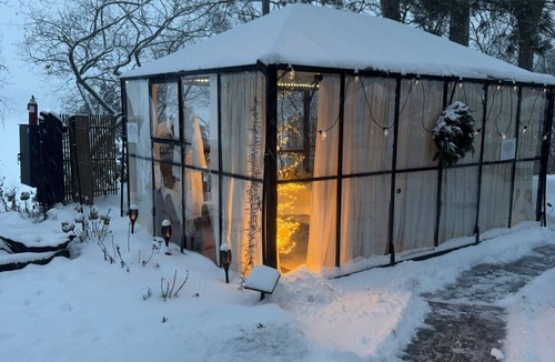 Hudson House | RELAX AND REWIND IN `THE GLASS FRAME`