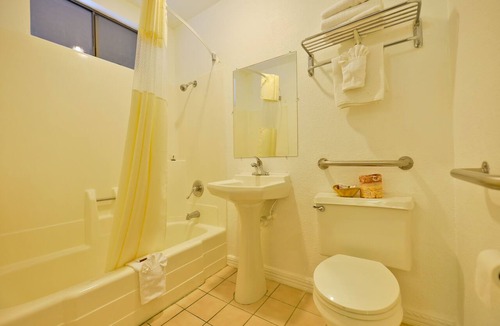 Fallbrook Hotel | Rodeway Inn Fallbrook Downtown