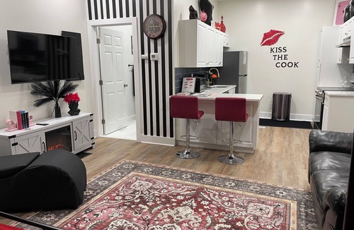 South Park Cottage | Ruby Red Haven – Chic Downtown Retreat Dayton