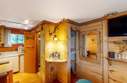 Cedaredge Cabin | Rustic studio with marvelous mountain views