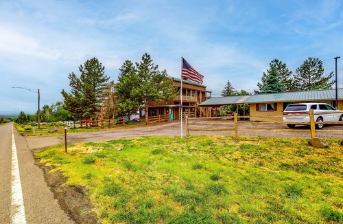 Cedaredge Cabin | Rustic studio with marvelous mountain views