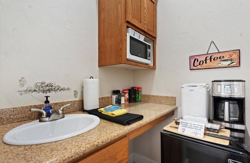 Baker City Cottage | Scenic Views Casita 2 - Cozy Studio for 2, Local Golfing 50% Off!