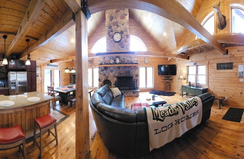 Lyndon Station Cabin | 🏞Secluded Log Cabin Near Wisconsin Dells & Wisconsin River Fireplace Ski 🏕