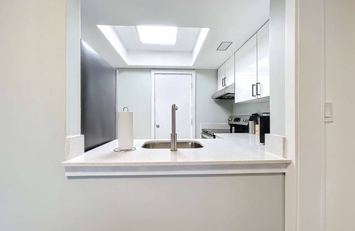 Lauderdale Harbours Condo | Sleek 1BR: Pool & Fashionable Design