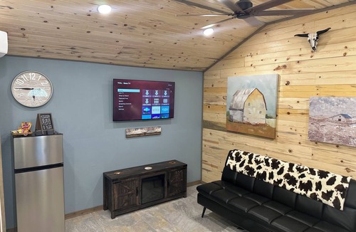 Thackerville Ski Chalet | Solitaire cozy, private,safe Casino Retreat & Pickleball court Near Winstar