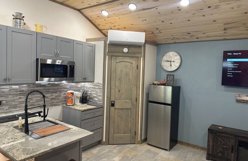 Thackerville Ski Chalet | Solitaire cozy, private,safe Casino Retreat & Pickleball court Near Winstar