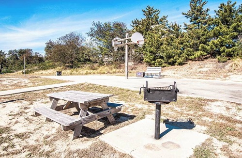 Duck Condo | Spacious 2BR Condo w/Beach Access