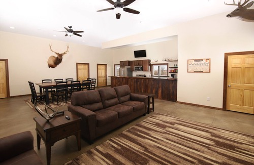Moravia Cabin | Spacious 5 Bedroom Lodge Minutes to the Lake!