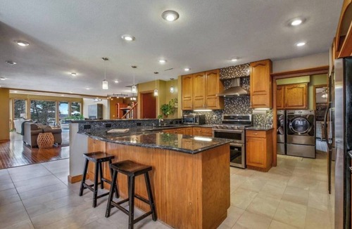 Menomonie House | Spacious 7-bedroom house on the Lake, with AC, WiFi, in peaceful Menomonie WI