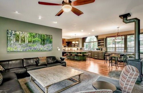 Lower Kingsbury House | Spacious 7 BR, 6 Bath Chalet, sleeps 9 max. Gorgeous Views. Private Hot Tub.