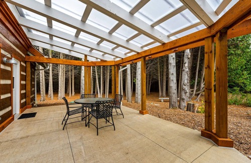 Rowleys Bay House | Spacious Family-Friendly Cottage on 7.5 acre peaceful wooded area